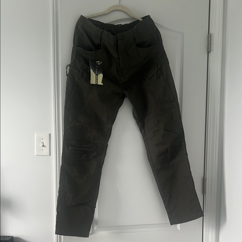 Relaxed Fit Green Cargo Pants with Straight Leg